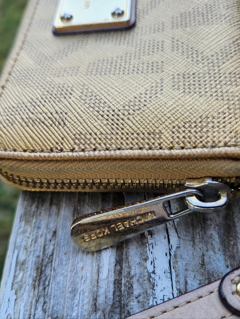 Michael Kors Fulton Gold Metallic Signature Zip Wristlet Waller Preloved - Picture 9 of 12